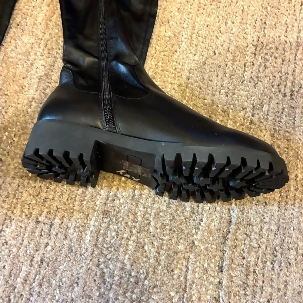 Raye Women’s Dustie Knee High Boots Size 7 Faux Leather Upper Black Lug Sole